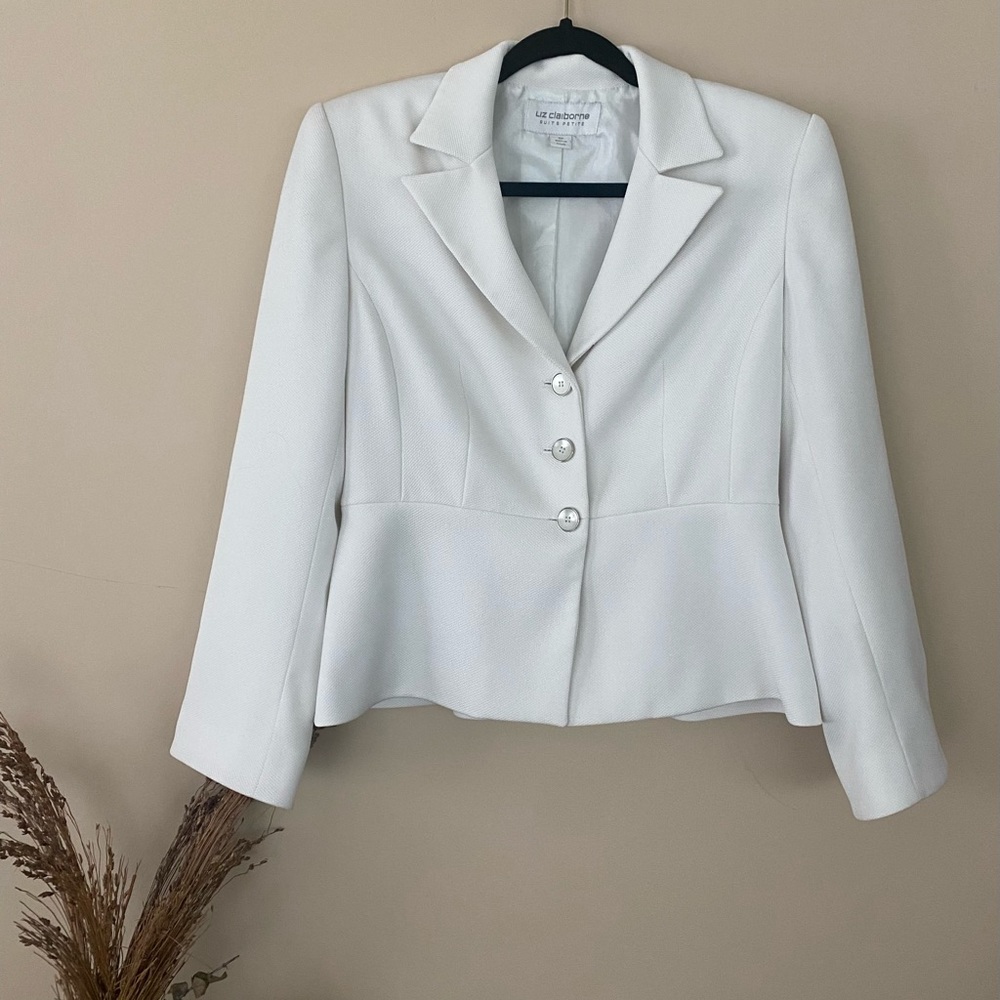 Liz Claiborne Suits Petite White Jacket/Blazer Size: 6